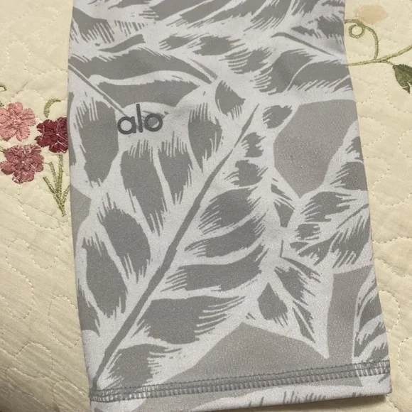 Alo Yoga Palm Springs airbrushed white leggings leaves stripes women's medium - Picture 2 of 11